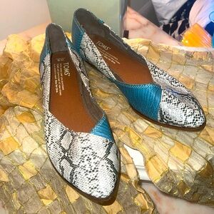 Toms ballet flats in blue snakeskin 6W